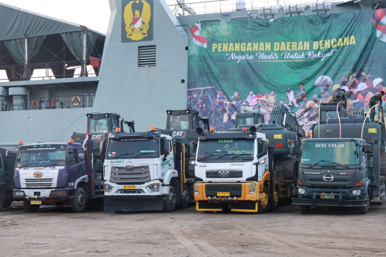 Almatzi Bantuan Kasad Untuk Penanganan Bencana Sumut Tiba di Pelabuhan Belawan