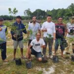 Aspirasi Aksi Tanam Pohon Forum Pemuda Tunya di TPU Pialun Dihadiri Anggota DPRD Pangkalanbun Bapak H. Ali Rahmat SH.