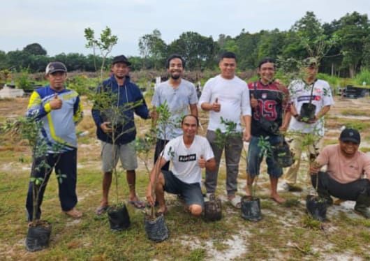 Aspirasi Aksi Tanam Pohon Forum Pemuda Tunya di TPU Pialun Dihadiri Anggota DPRD Pangkalanbun Bapak H. Ali Rahmat SH.