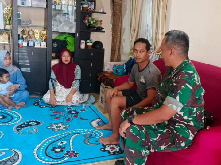 Wujud Kepedulian, Komandan Kodim 1015/Sampit Jenguk Anggota Yang Sakit