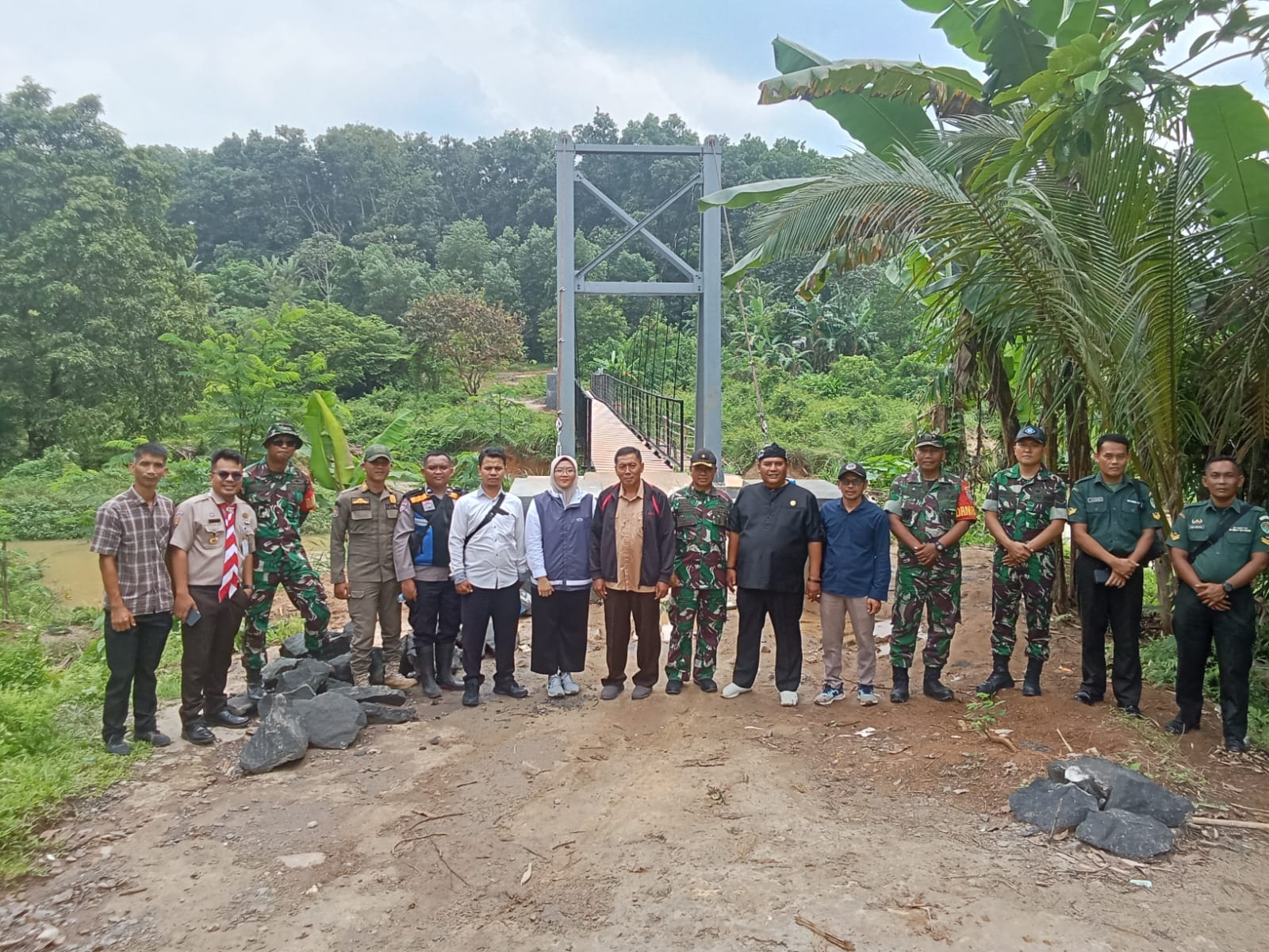 Korem 061/Surya Kencana Bogor Serah Terima Jembatan Penghubung Antar Desa di Parung Panjang