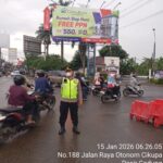 Polsek Cikupa Laksanakan Pengaturan Lalu Lintas Pagi di Simpang Cikupa Mas