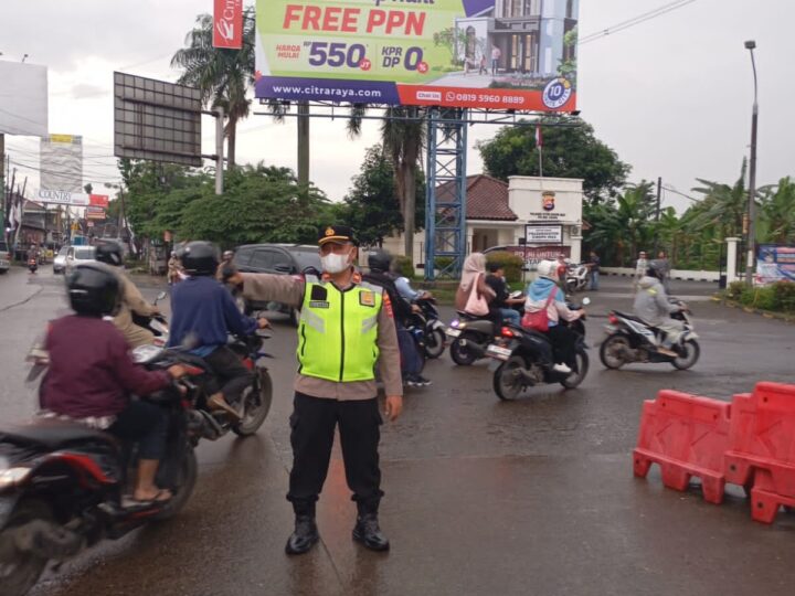 Polsek Cikupa Laksanakan Pengaturan Lalu Lintas Pagi di Simpang Cikupa Mas