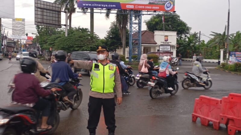 Polsek Cikupa Laksanakan Pengaturan Lalu Lintas Pagi di Simpang Cikupa Mas