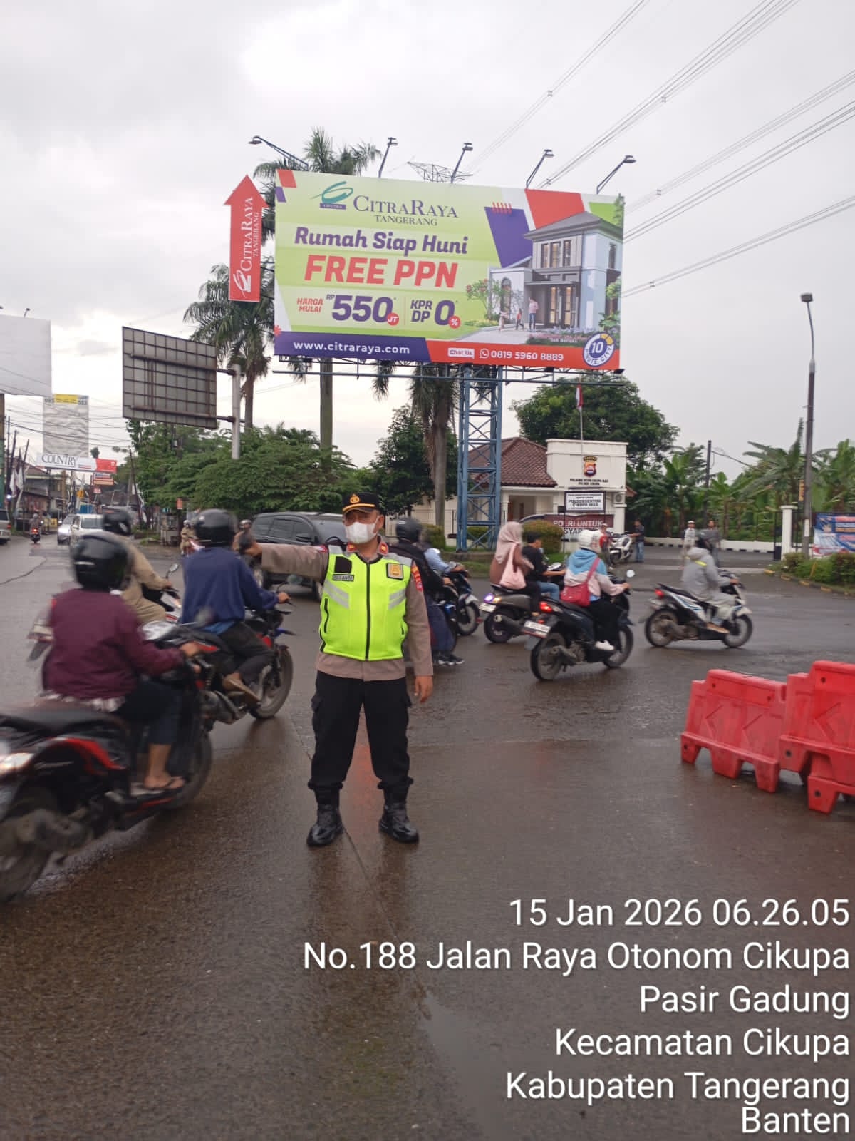Polsek Cikupa Laksanakan Pengaturan Lalu Lintas Pagi di Simpang Cikupa Mas