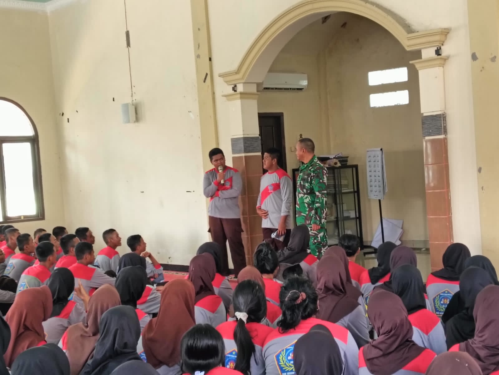 Bangun Karakter Siswa, Perwira Sandi Kodim 1015/Sampit Berikan Materi Wasbang Di SMKN 1 Sampit