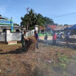 Peduli Lingkungan, Babinsa Koramil 1015-12/Seruyan Tengah Bersama Warga Gotong Royong