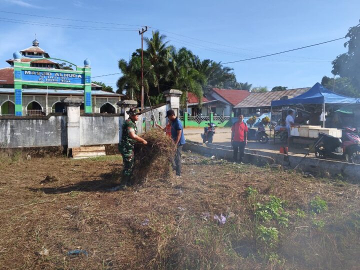 Peduli Lingkungan, Babinsa Koramil 1015-12/Seruyan Tengah Bersama Warga Gotong Royong
