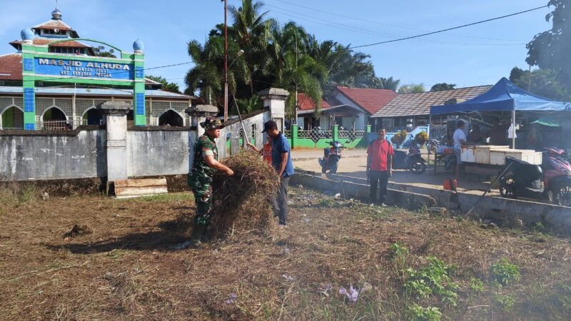 Peduli Lingkungan, Babinsa Koramil 1015-12/Seruyan Tengah Bersama Warga Gotong Royong