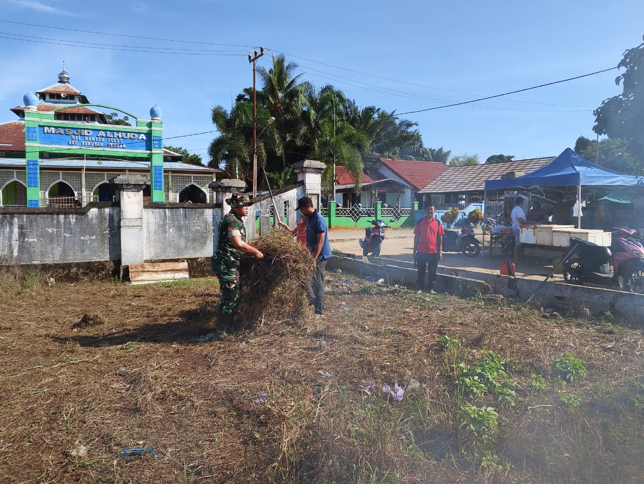 Peduli Lingkungan, Babinsa Koramil 1015-12/Seruyan Tengah Bersama Warga Gotong Royong