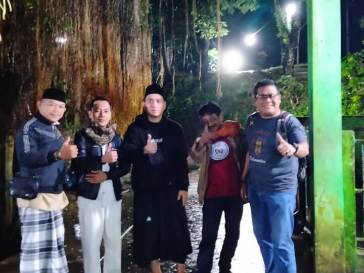 Tim Paralegal Dragon Law Firm Gelar Perjalanan Religi Malam Hari ke Makam Ki Demang Lancar, Pandeglang