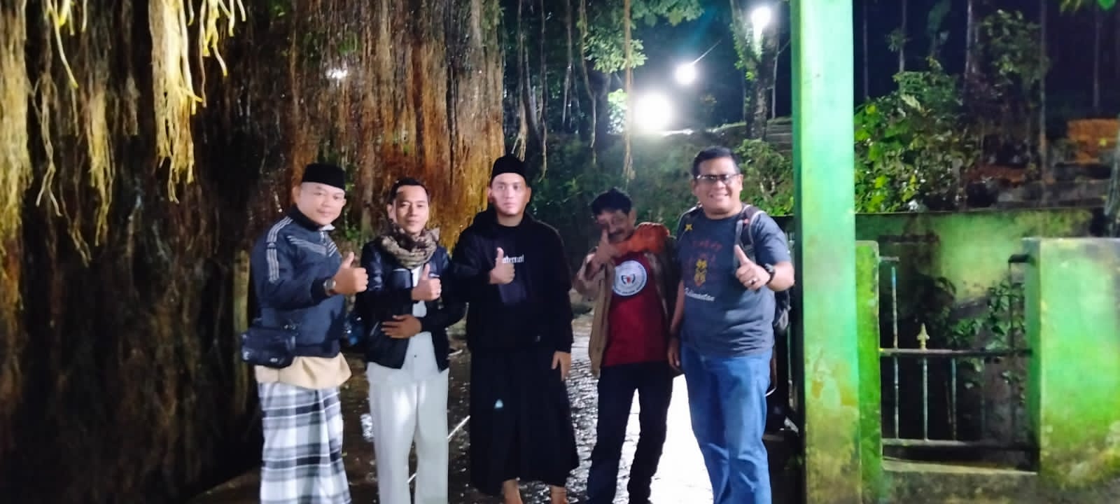 Tim Paralegal Dragon Law Firm Gelar Perjalanan Religi Malam Hari ke Makam Ki Demang Lancar, Pandeglang