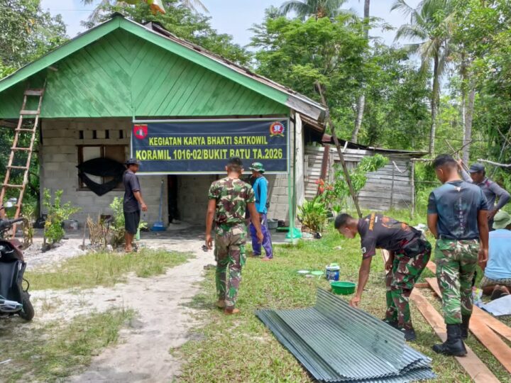 Wujud Kepedulian, Babinsa Kodim 1016/Plk Palangka Raya Bantu Warga Rehab Rumah
