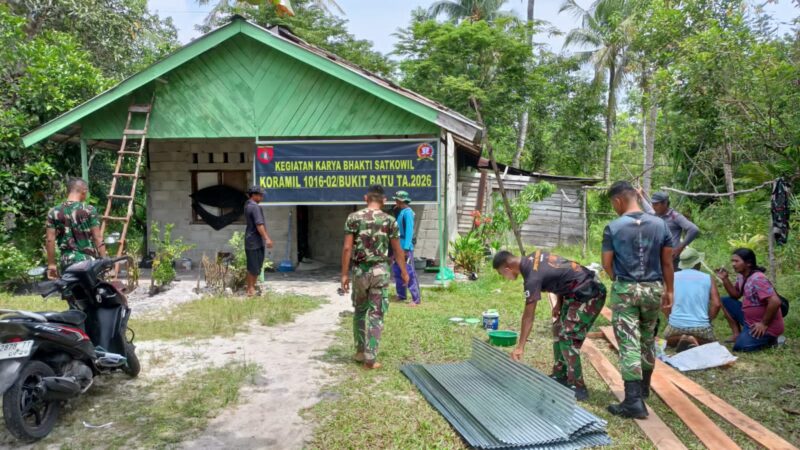 Wujud Kepedulian, Babinsa Kodim 1016/Plk Palangka Raya Bantu Warga Rehab Rumah