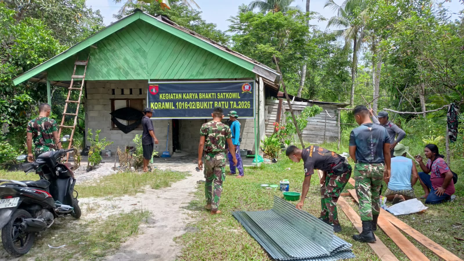 Wujud Kepedulian, Babinsa Kodim 1016/Palangka Raya Bantu Warga Rehab Rumah