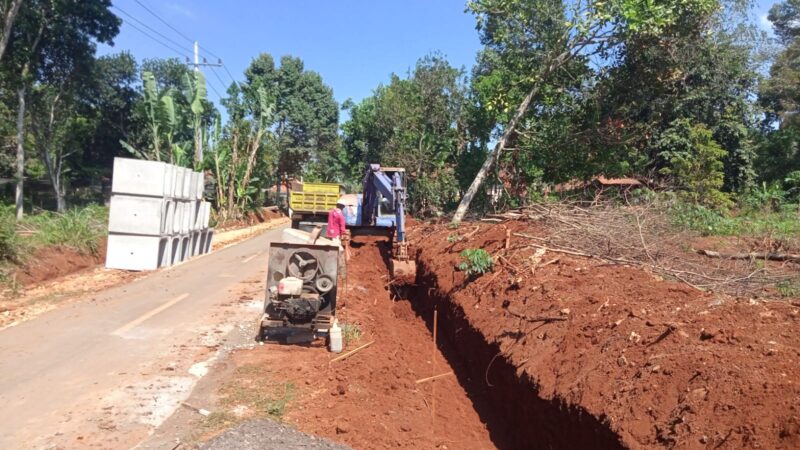 Proyek Mangkrak Pembangunan Jalan Tlagah – Bulangan Barat Pamekasan Mangkrak Tidak Sesuai RAB