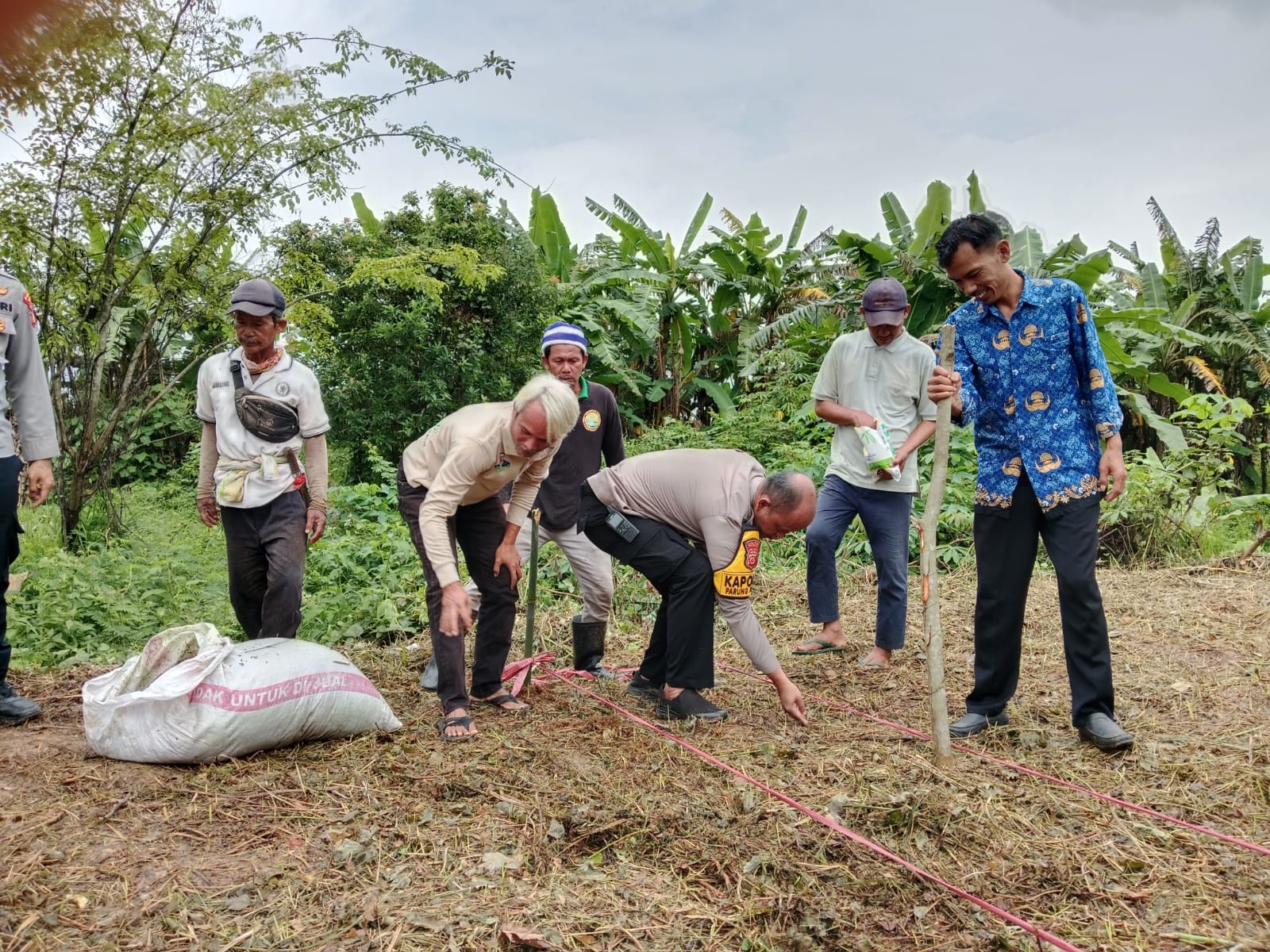 Polsek Parungpanjang: Tanam Jagung dan Serap Aspirasi Petani Desa Pingku