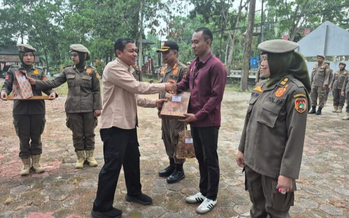 Melaksanakan Serah Terima Jabatan Satpol PP Kobar