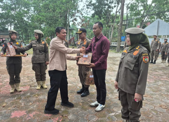 Melaksanakan Serah Terima Jabatan Satpol PP Kobar