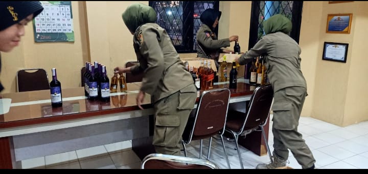 Penggerebekan Diduga Rumah Bandar Minuman Keras Oleh Satpol PP Kobar.