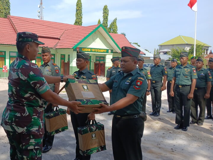Personel Kodim 1015/Sampit Terima Paket Kaporlap Baru Dari KASAD