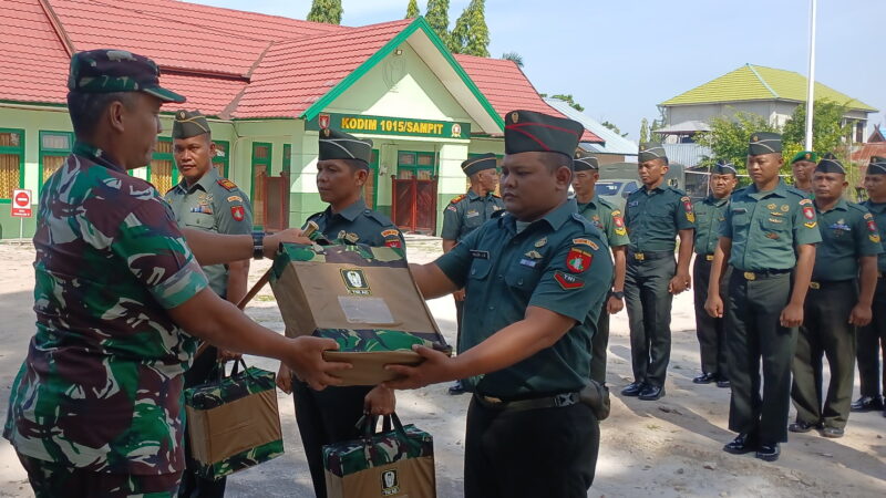 Personel Kodim 1015/Sampit Terima Paket Kaporlap Baru Dari KASAD