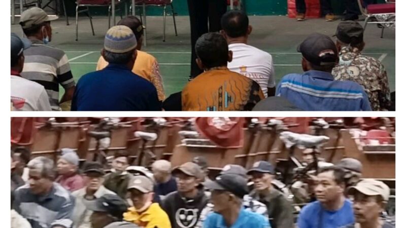 Wabup Hj.Mimik Idayani Sekaligus Ketua DPC Gerindra Kabupaten Sidoarjo Menyerahkan Bantuan Becak Listrik Program dari Presiden Prabowo.