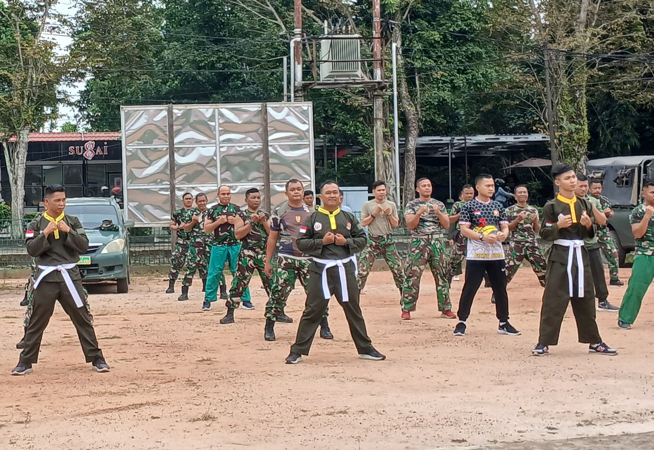 Tingkatkan Kemampuan dan Ketangkasan Prajurit, Kodim 1015/Sampit Gelar Latihan Pencak Silat Militer