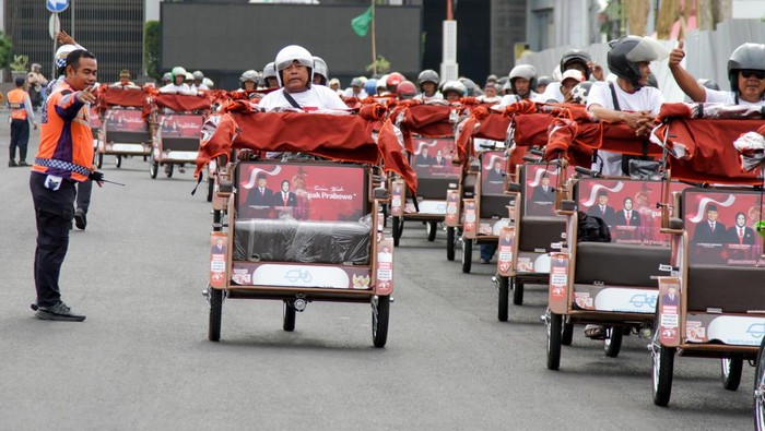 200 Pengemudi Becak Lansia di Sidoarjo Menerima Bantuan Becak Listrik Program Presiden Prabowo