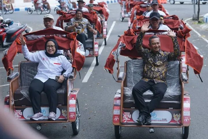 100 Abang Becak di Pacitan Terima Becak Listrik Gratis dari Presiden