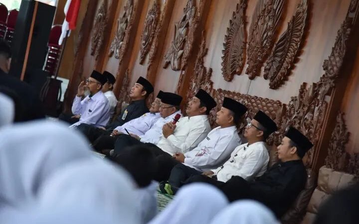 Wakil Bupati Pacitan Gagarin Sumrambah Serahkan Santunan Kepada 1000 Anak Yatim