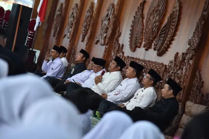 Wakil Bupati Pacitan Gagarin Sumrambah Serahkan Santunan Kepada 1000 Anak Yatim