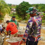 Di Bawah Panas Terik, Satgas TMMD Reguler ke-127 Tetap Eksis Laksanakan Tugas