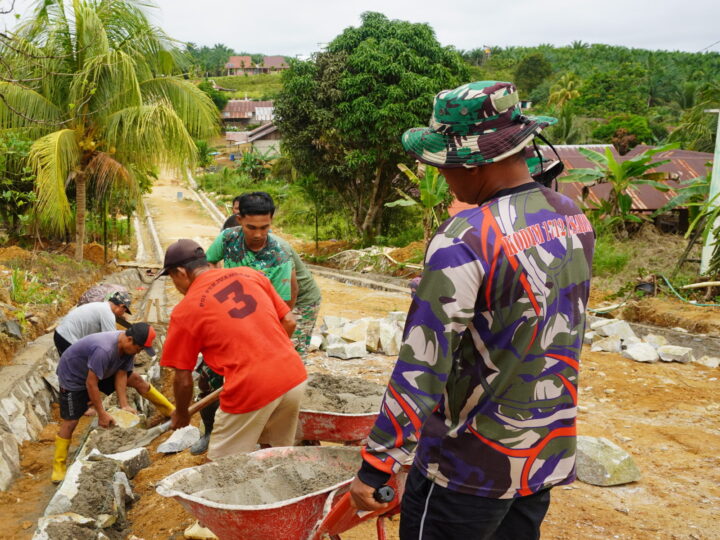 Di Bawah Panas Terik, Satgas TMMD Reguler ke-127 Tetap Eksis Laksanakan Tugas