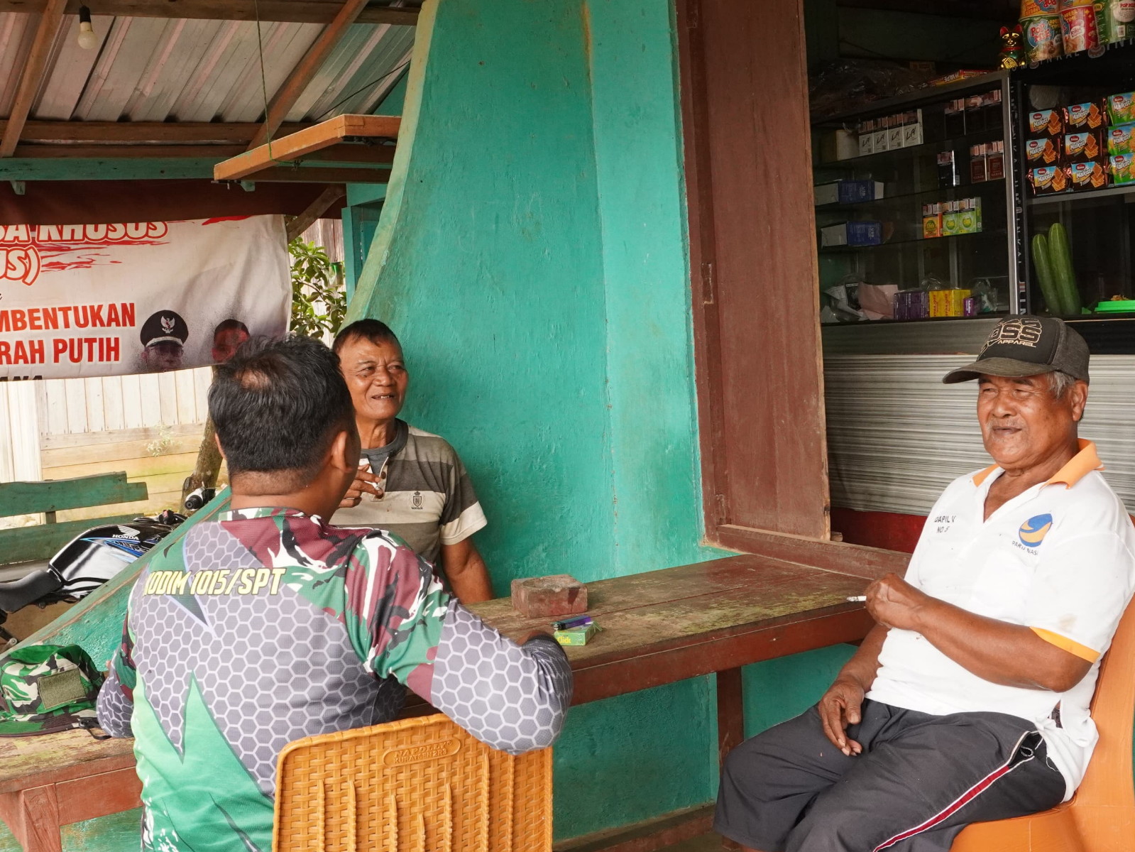 Komsos Di Jam Ishoma, Sentuhan Humanis Satgas TMMD Reguler ke-127 Untuk Masyarakat