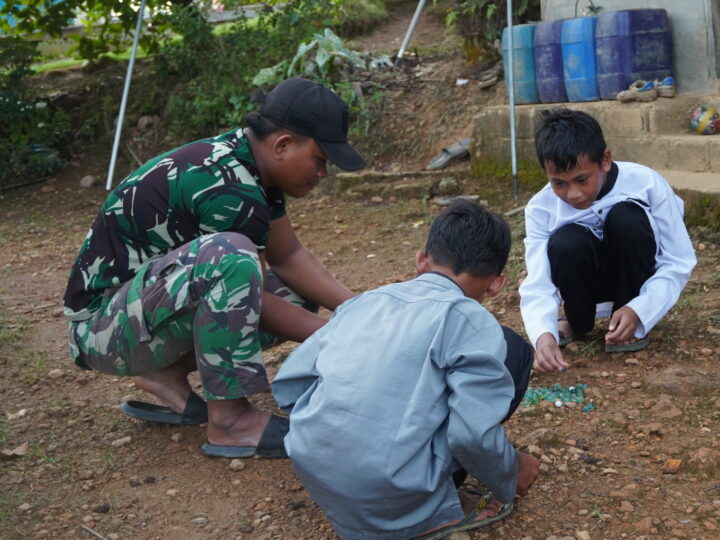Satgas TMMD Reguler ke-127 Ajak Main Anak-Anak Main Kelereng