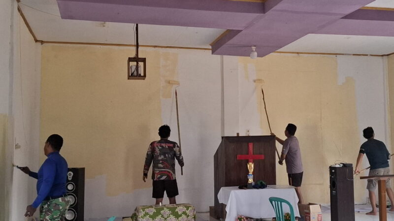 Cekatan, Satgas TMMD Ke-127 Kodim 1015/Sampit Cat Gereja Pelita Kasih Tri Buana