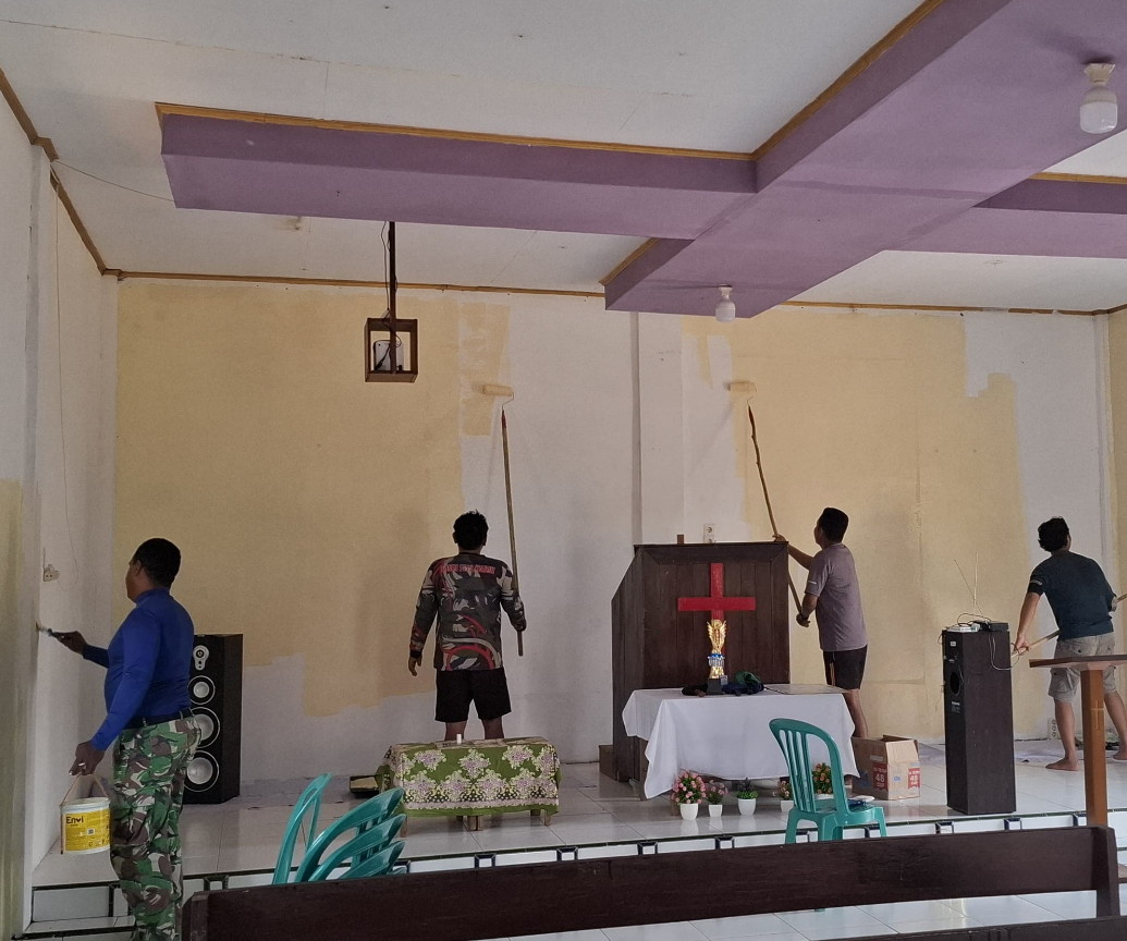 Cekatan, Satgas TMMD Ke-127 Kodim 1015/Sampit Cat Gereja Pelita Kasih Tri Buana