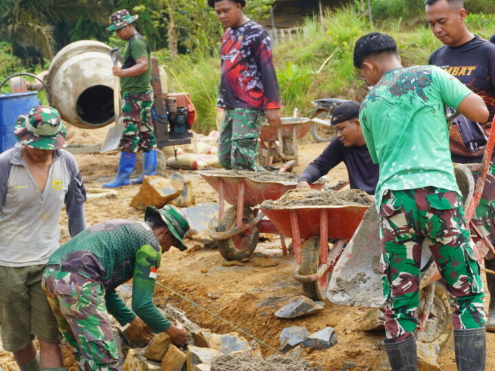 Semangat Gotong Royong Satgas TMMD Reguler ke-127 Kodim 1015/Sampit Genjot Pembangunan Siring Badan Jalan