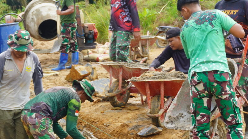 Semangat Gotong Royong Satgas TMMD Reguler ke-127 Kodim 1015/Sampit Genjot Pembangunan Siring Badan Jalan