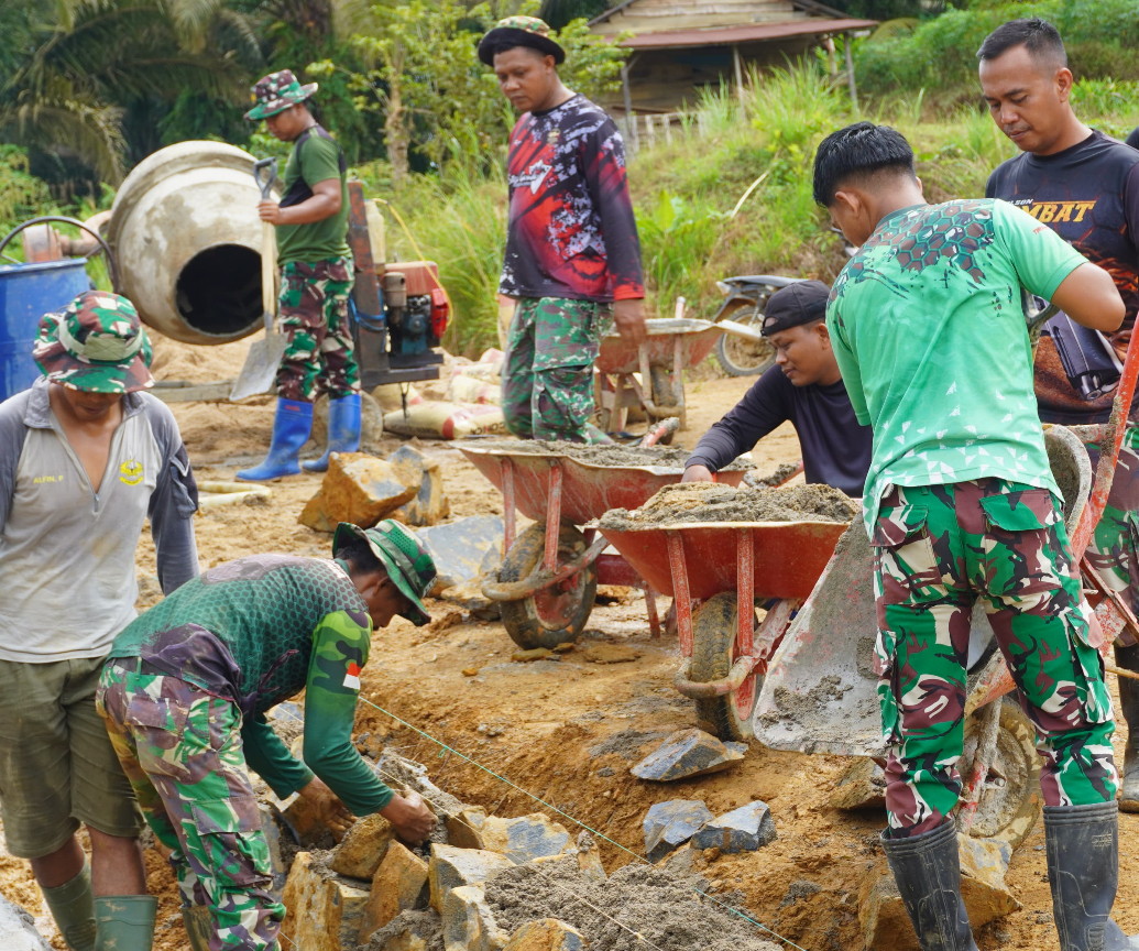 Semangat Gotong Royong Satgas TMMD Reguler ke-127 Kodim 1015/Sampit Genjot Pembangunan Siring Badan Jalan