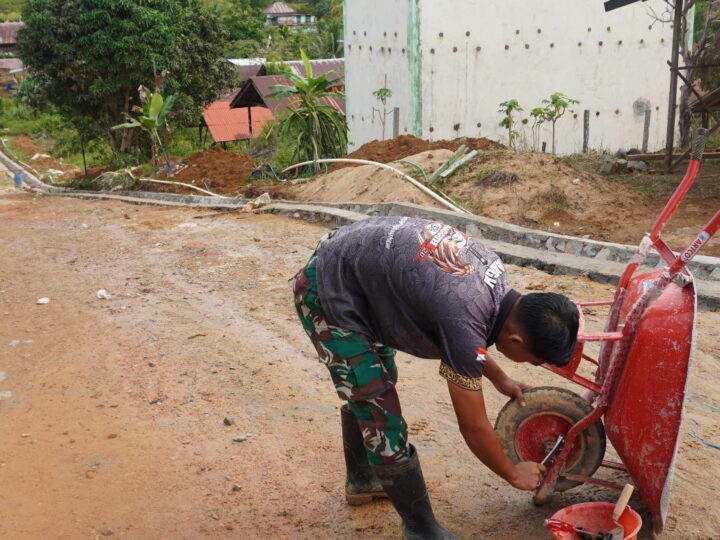 Anggota Satgas yang Ahli Memperbaiki Arco Dilokasi TMMD Regular ke-127