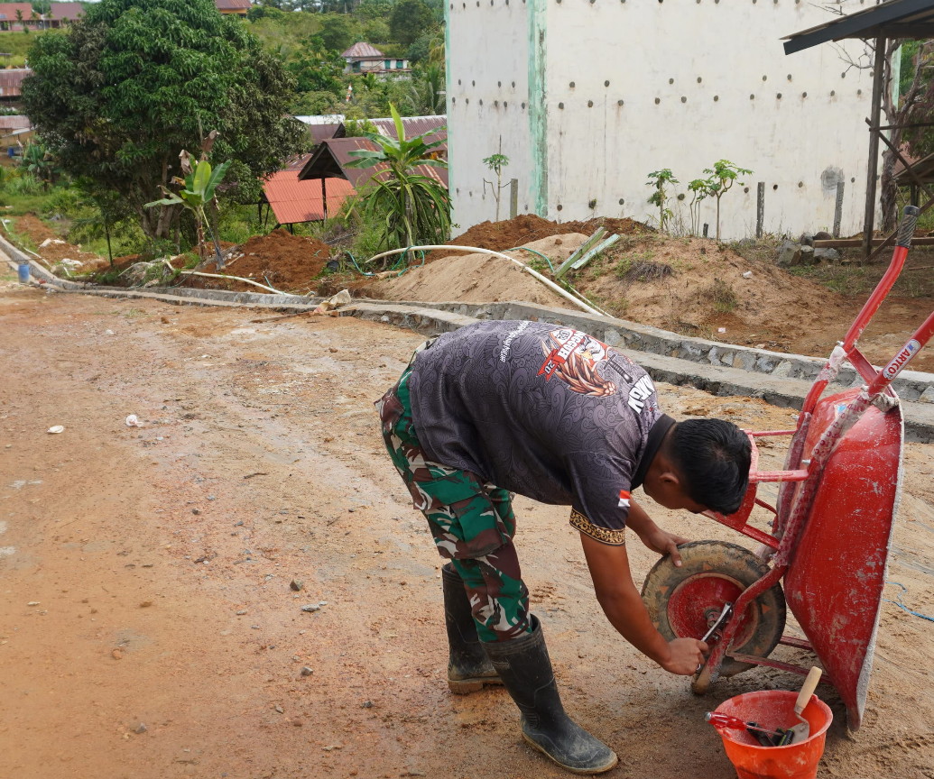 Anggota Satgas yang Ahli Memperbaiki Arco Dilokasi TMMD Regular ke-127