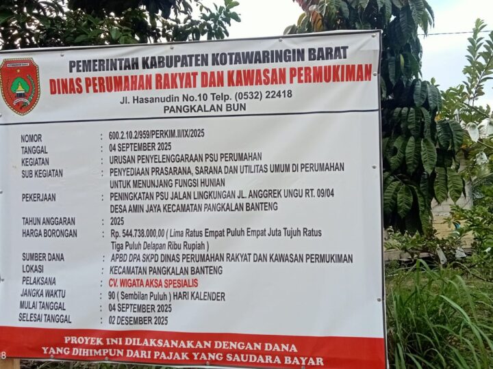 Konstruksi Jalan Aspal TA.2025 Dinas Perkim Kobar di Desa Amin Jaya Baru Seumur Jagung Permukaannya Retak.