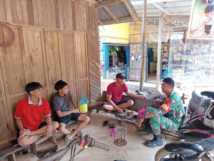 Babinsa Koramil 1015-10/Telaga Pulang Ciptakan Keakraban dengan Warga Binaan Melalui Komsos