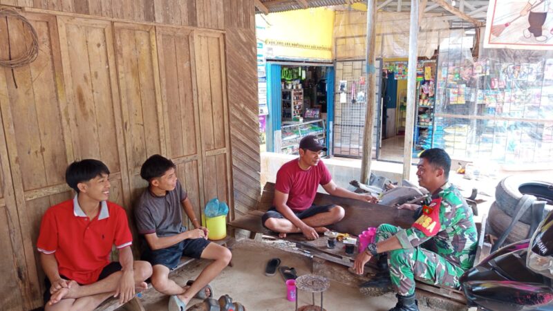 Babinsa Koramil 1015-10/Telaga Pulang Ciptakan Keakraban dengan Warga Binaan Melalui Komsos