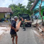 Gotong Royong Bersama Warga, Babinsa Koramil 1016-01/Pahandut Bantu Pembangunan Rumah