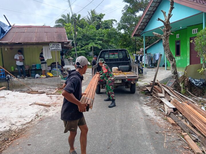 Gotong Royong Bersama Warga, Babinsa Koramil 1016-01/Pahandut Bantu Pembangunan Rumah