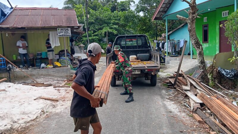 Gotong Royong Bersama Warga, Babinsa Koramil 1016-01/Pahandut Bantu Pembangunan Rumah