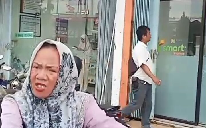 Diduga Oknum Debt Collector Mata Elang Beraksi Didepan Rujab Bupati Kotawaringin Barat .